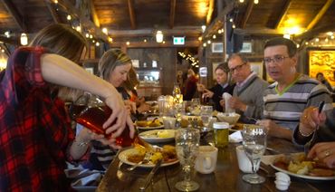 Dans l’immense salle à manger, les visiteurs viennent se délecter d’un repas de cabane à sucre. Au pic de la saison, la Sucrerie de la Montagne sert 1800 repas par jour. Dans l’immense salle à manger, les visiteurs viennent se délecter d’un repas de cabane à sucre. Au pic de la saison, la Sucrerie de la Montagne sert 1800 repas par jour.