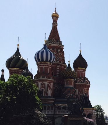 La cathédrale Saint-Basile. Elle se trouve sur la place Rouge de Moscou. Aujourd'hui, elle est le symbole de l'architecture traditionnelle russe. La cathédrale Saint-Basile. Elle se trouve sur la place Rouge de Moscou. Aujourd'hui, elle est le symbole de l'architecture traditionnelle russe.