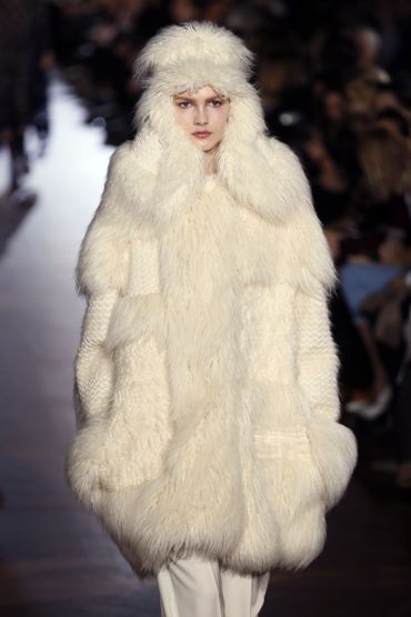De la fausse fourrure chez Stella McCartney - Collection prêt-à-porter automne-hiver 2015-2016 De la fausse fourrure chez Stella McCartney - Collection prêt-à-porter automne-hiver 2015-2016