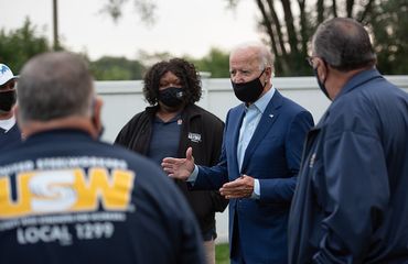 Andrea Hunter, présidente du syndicat "United Steelworkers" de River Rouge, aux côtés de Joe Biden. Andrea Hunter, présidente du syndicat "United Steelworkers" de River Rouge, aux côtés de Joe Biden.