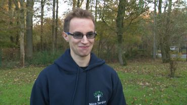 Nicolas Terranova est adepte du souffleur: "Le travail est beaucoup plus soigneux, ça va plus vite et c'est toujours propre", explique-t-il. Nicolas Terranova est adepte du souffleur: "Le travail est beaucoup plus soigneux, ça va plus vite et c'est toujours propre", explique-t-il.