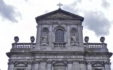 Si nous chantons tous que Charlemagne a inventé l’école, nous ignorons tous que sa trisaïeule, Begge, est à l’origine de la ville d’Andenne. Si nous chantons tous que Charlemagne a inventé l’école, nous ignorons tous que sa trisaïeule, Begge, est à l’origine de la ville d’Andenne.