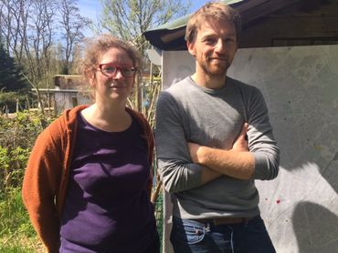 Bibiane Bolle à la tête du groupe de défense de la zone verte Boondael-Ernotte et Mathieu Simonson, auteur de de la carte des potagers de Bruxelles. Bibiane Bolle à la tête du groupe de défense de la zone verte Boondael-Ernotte et Mathieu Simonson, auteur de de la carte des potagers de Bruxelles.