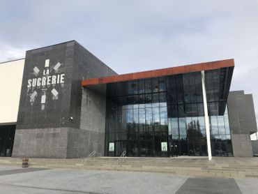 La Sucrerie, un vaste bâtiment cubique, nouveau lieu de la vie culturelle, associative et économique de la ville de Wavre. La Sucrerie, un vaste bâtiment cubique, nouveau lieu de la vie culturelle, associative et économique de la ville de Wavre.