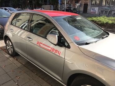 Outre des trottinettes et des scooters électriques, Poppy propose également des voitures. Outre des trottinettes et des scooters électriques, Poppy propose également des voitures.