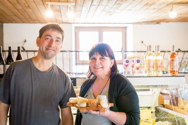 Anne Loicq et de son compagnon qui élèvent à Maissin un petit troupeau d’une quarantaine de chèvres, des chèvres de Lorraine (race rustique), mais aussi quelques porcs et des poulets fermiers. ! L Anne Loicq et de son compagnon qui élèvent à Maissin un petit troupeau d’une quarantaine de chèvres, des chèvres de Lorraine (race rustique), mais aussi quelques porcs et des poulets fermiers. ! L
