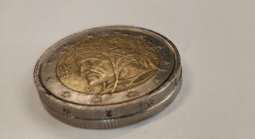 Au dessus, la pièce de deux euros. En dessous, la pièce thaïlandaise. Le diamètre est rigoureusement identique. Au dessus, la pièce de deux euros. En dessous, la pièce thaïlandaise. Le diamètre est rigoureusement identique.