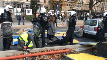 Gilets jaunes à Bruxelles: voitures incendiées, jets de pierre à Arts-Loi (photos et vidéos) Gilets jaunes à Bruxelles: voitures incendiées, jets de pierre à Arts-Loi (photos et vidéos)
