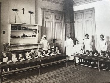 Le repas des enfants recueillis à Notre Abri entre les deux guerres Le repas des enfants recueillis à Notre Abri entre les deux guerres