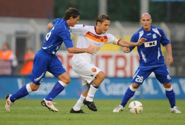 Francesco Totti en action contre Gand en 2009 Francesco Totti en action contre Gand en 2009