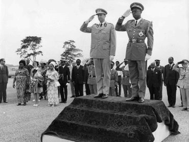 Le maréchal Mobutu reçoit le roi Baudouin en 1970 Le maréchal Mobutu reçoit le roi Baudouin en 1970
