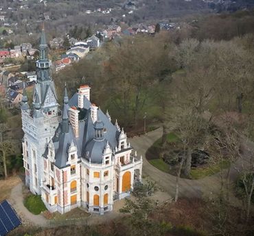 Le château Le Fy (classé en 1987) est situé en surplomb du village d'Esneux et domine la vallée et le pont sur l'Ourth Le château Le Fy (classé en 1987) est situé en surplomb du village d'Esneux et domine la vallée et le pont sur l'Ourth