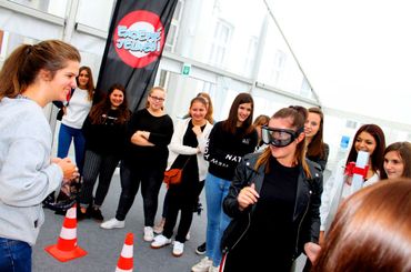 Parmi les outils mis à disposition des plus jeunes : des lunettes de simulation d’alcool. Parmi les outils mis à disposition des plus jeunes : des lunettes de simulation d’alcool.