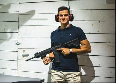 "Les doigts assassins posés sur cette arme de guerre sont les mêmes qui lui ont servi à prêter serment" "Les doigts assassins posés sur cette arme de guerre sont les mêmes qui lui ont servi à prêter serment"