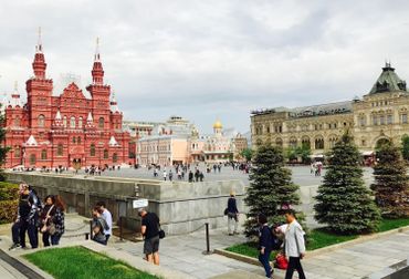 Vue de la place rouge depuis l'entrée du Mausolé de Lénine. Mausolé où il est interdit de filmer et/ou prendre des photos. Vue de la place rouge depuis l'entrée du Mausolé de Lénine. Mausolé où il est interdit de filmer et/ou prendre des photos.