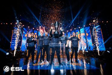Fnatic soulève la coupe après avoir éliminé FaZe durant les IEM Katowice 2018 sur Counter Strike Global Offensive Fnatic soulève la coupe après avoir éliminé FaZe durant les IEM Katowice 2018 sur Counter Strike Global Offensive