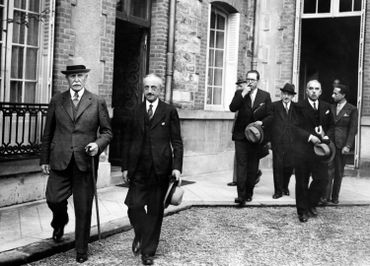 Philippe Pétain sortant du conseil des ministres, à Vichy, le 12 août 1941 Philippe Pétain sortant du conseil des ministres, à Vichy, le 12 août 1941