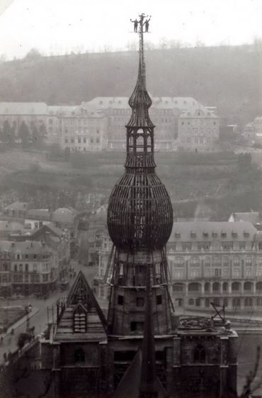 Le placement du coq sur le bulbe en 1929. On aperçoit bien le béton sous la charpente en bois. Le tout fut ensuite recouvert d'ardoises. Le placement du coq sur le bulbe en 1929. On aperçoit bien le béton sous la charpente en bois. Le tout fut ensuite recouvert d'ardoises.