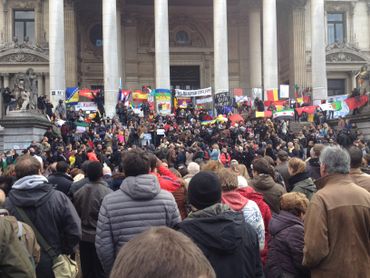 Encore de nombreuses personnes rendaient hommage aux victimes des attentats ce dimanche. Encore de nombreuses personnes rendaient hommage aux victimes des attentats ce dimanche.