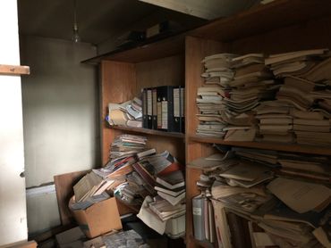 Un amoncellement d'archives oubliées, à présent vouées à la destruction. Un amoncellement d'archives oubliées, à présent vouées à la destruction.