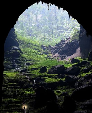 Le 18 janvier 2021, des visiteurs dans la grotte de Son Doong au Vietnam, qui s'élève par endroits à 200 mètres de haut. Le 18 janvier 2021, des visiteurs dans la grotte de Son Doong au Vietnam, qui s'élève par endroits à 200 mètres de haut.