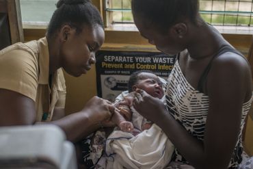 Vaccination d'un nourrisson au Ghana Vaccination d'un nourrisson au Ghana