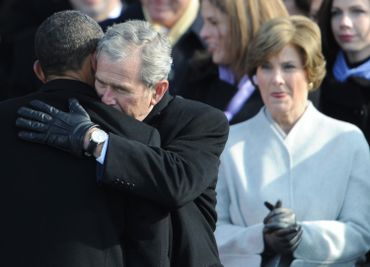Barack Obama, George W. Bush et Laura Bush (à l'arrière-plan) Barack Obama, George W. Bush et Laura Bush (à l'arrière-plan)