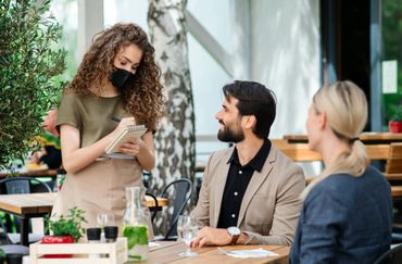 Covid-19 : en terrasse, mieux cerner les risques pour ne pas trinquer. Covid-19 : en terrasse, mieux cerner les risques pour ne pas trinquer.