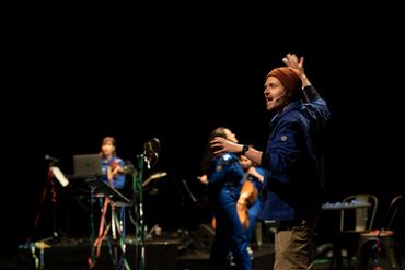 Le podcast " La Bombe Humaine ". L'effondrement du monde dans un murmure, un théâtre pour les oreilles Le podcast " La Bombe Humaine ". L'effondrement du monde dans un murmure, un théâtre pour les oreilles