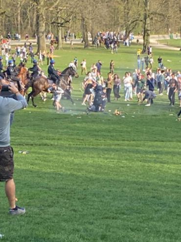 Certains manifestant ont ciblé la police avec des projectiles Certains manifestant ont ciblé la police avec des projectiles