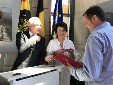 Thibaut De Zutter, l'un des cheminots, recevant sa distinction des mains du gouverneur et de la bourgmestre Thibaut De Zutter, l'un des cheminots, recevant sa distinction des mains du gouverneur et de la bourgmestre