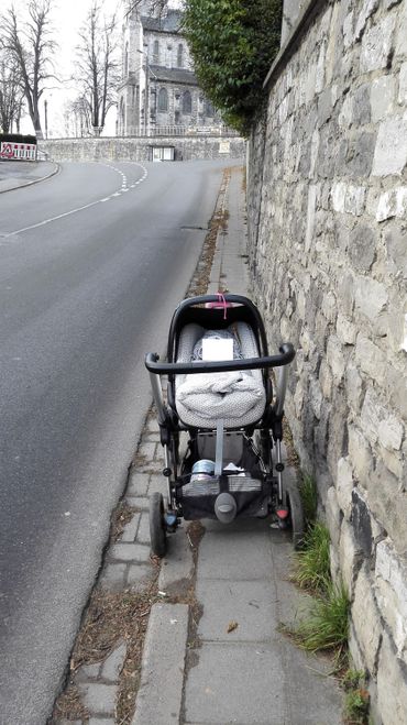 Impossible de rouler avec une poussette, tant le trottoir est étroit Impossible de rouler avec une poussette, tant le trottoir est étroit