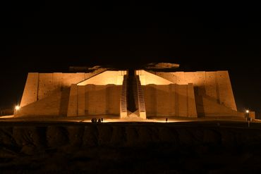 Le temple de la Grande Ziggourat dans l'ancienne ville d'Ur est illuminé, avant la visite du pape François en Irak, dans la province méridionale de Dhi Qar, à environ 375 kilomètres au sud-est de la capitale Bagdad, le 3 mars 2021. Le temple de la Grande Ziggourat dans l'ancienne ville d'Ur est illuminé, avant la visite du pape François en Irak, dans la province méridionale de Dhi Qar, à environ 375 kilomètres au sud-est de la capitale Bagdad, le 3 mars 2021.