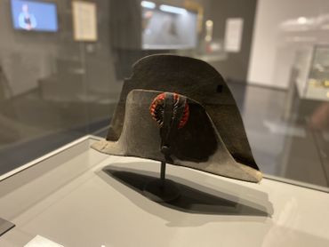 L'exposition présente un bicorne porté par Napoléon en 1815, rarissime. L'exposition présente un bicorne porté par Napoléon en 1815, rarissime.