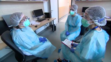 Un travail d'équipe : ici la logopède s'entretient avec la diététicienne et le médecin pour parler d'un patient. Un travail d'équipe : ici la logopède s'entretient avec la diététicienne et le médecin pour parler d'un patient.