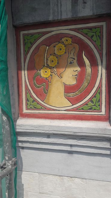 Un visage féminin, sujet typique de l'Art Nouveau Un visage féminin, sujet typique de l'Art Nouveau