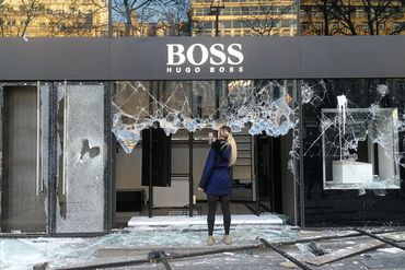 Hugo Boss, Bulgari... Plusieurs boutiques de luxes pillées et saccagées par des casseurs Hugo Boss, Bulgari... Plusieurs boutiques de luxes pillées et saccagées par des casseurs