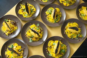 Humus pois chiches au curcuma, carpaccio radis noir, carpaccio betterave jaune, galettes esseniennes aux olives noires Humus pois chiches au curcuma, carpaccio radis noir, carpaccio betterave jaune, galettes esseniennes aux olives noires