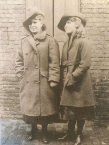Les deux soeurs Gheur portant le "great coat" et coiffées du "slouch hat" des soldats australiens Les deux soeurs Gheur portant le "great coat" et coiffées du "slouch hat" des soldats australiens