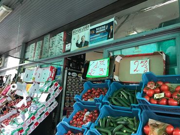 Le salut du Président turc Recep Tayyip Erdogan, entre les étals de légumes Le salut du Président turc Recep Tayyip Erdogan, entre les étals de légumes