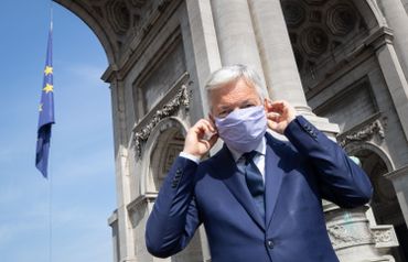 Didier Reynders, commissaire européen à la Justice, devant le drapeau européen placé au Cinquantenaire, ce 09 mai à Bruxelles Didier Reynders, commissaire européen à la Justice, devant le drapeau européen placé au Cinquantenaire, ce 09 mai à Bruxelles