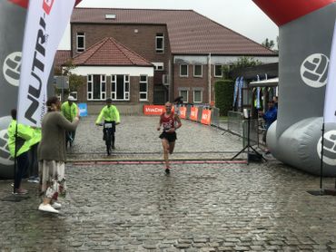 Xavier, le vainqueur du semi-marathon, franchit la ligne d'arrivée à Ramillies. Xavier, le vainqueur du semi-marathon, franchit la ligne d'arrivée à Ramillies.