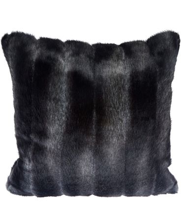 "Grey Pelted Faux Fur Cushion" par Helen Moore "Grey Pelted Faux Fur Cushion" par Helen Moore