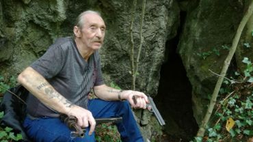 Jean-Claude Deffet commence sa carrière de gangster à 22 ans, en braquant un bureau de chômage. Jean-Claude Deffet commence sa carrière de gangster à 22 ans, en braquant un bureau de chômage.