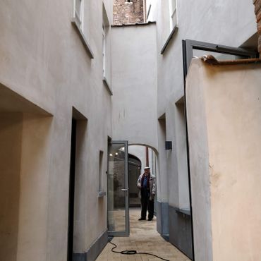 Derrière l'estaminet du théâtre, deux petites maisons viennent d'être rénovées pour accueillir les extensions du théâtre de Toone Derrière l'estaminet du théâtre, deux petites maisons viennent d'être rénovées pour accueillir les extensions du théâtre de Toone