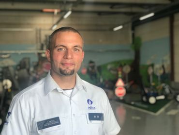 Le lieutenant Circelli pilote le drone lors de la démonstration devant la presse Le lieutenant Circelli pilote le drone lors de la démonstration devant la presse