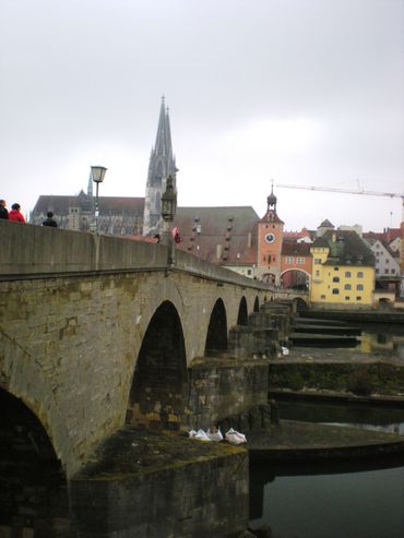 Depuis le Vieux Pont, une vue de la ville de Ratisbonne, ville médiévale superbement conservée et entièrement classée au patrimoine de l’Unesco. Depuis le Vieux Pont, une vue de la ville de Ratisbonne, ville médiévale superbement conservée et entièrement classée au patrimoine de l’Unesco.
