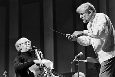 Le Russe Rostropovitch et l'Américain Bernstein au théâtre des Champs-Elysées à Paris, le 8 novembre 1976 Le Russe Rostropovitch et l'Américain Bernstein au théâtre des Champs-Elysées à Paris, le 8 novembre 1976