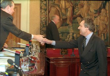 L'ambassadeur de Belgique au Rwanda Johan Swinnen (à droite) accueilli par Frank Swaelen avant d'être entendu par la commission spéciale Rwanda en 1997. L'ambassadeur de Belgique au Rwanda Johan Swinnen (à droite) accueilli par Frank Swaelen avant d'être entendu par la commission spéciale Rwanda en 1997.