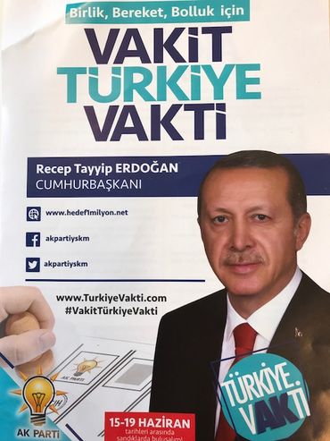 Sur le comptoir d'un snack, des tracts appelant à voter AKP Sur le comptoir d'un snack, des tracts appelant à voter AKP